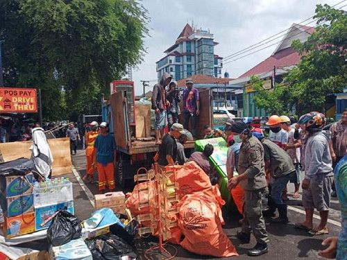 Camat Ujung Pandang Turun Langsung Relokasi PK5 ke Kanre Rong Ri Karebosi (Sumber gambar: Humas Pemkot Makassar).