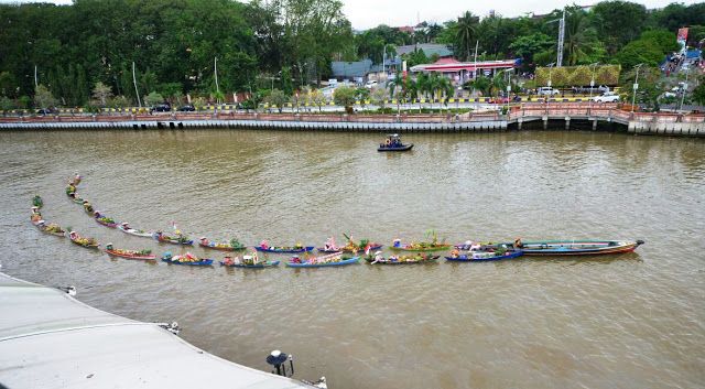 Jukung Barenteng meliuk-liuk ( Foto : beritabanjarmasin.com)