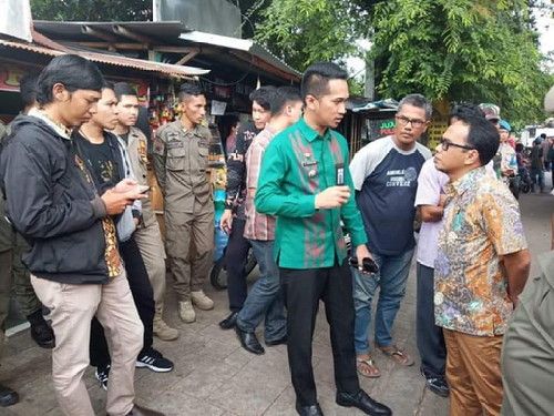 Camat Ujung Pandang Turun Langsung Relokasi PK5 ke Kanre Rong Ri Karebosi (Sumber gambar: Humas Pemkot Makassar).