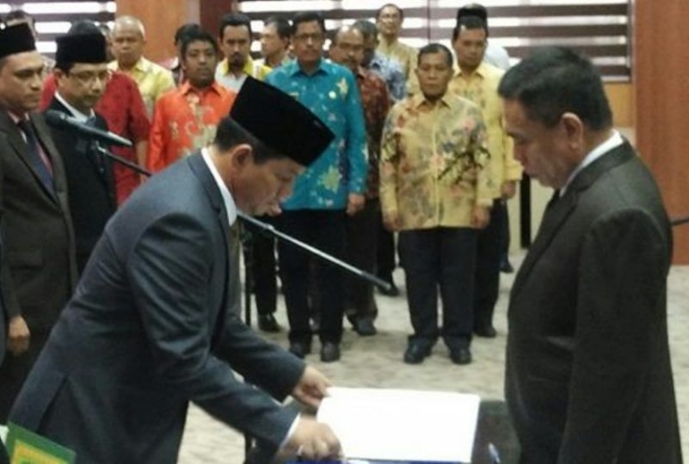 Sayid Fadhil dilantik Gubernur Aceh, Irwandi Yusuf, pada 22 Maret 2018. (Foto: Dok.waspadaaceh.com)