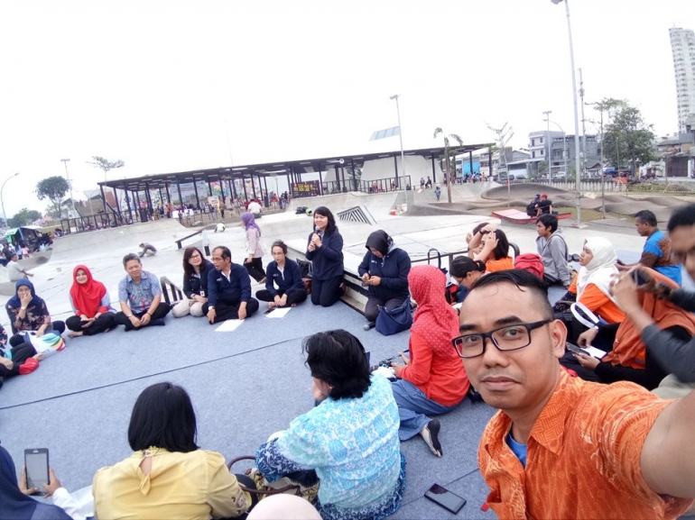 Deskripsi : Menjadi Narablog bisa bertemu dan ngobrol bareng pejabat negara dengan santai tanpa jarak I Sumber foto : dokpri