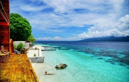 View dari depan cottage Nusa Ela Resort, jernihnya air laut yang berwarna hijau toska dan birunya langit (foto by pak Memed)
