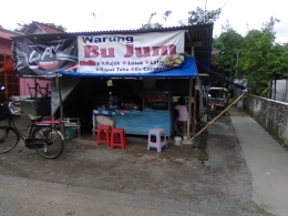 Warung lotek Yu Jum. Nampak di sebelah kanan ada gang setapak menuju ke Kali Luk Ulo. Dokpri 