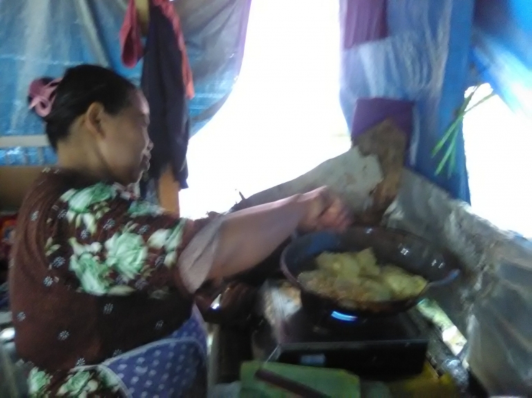 Yu Jum sedang dalam proses penyelesaian goreng tempe jumbo. Dokpri