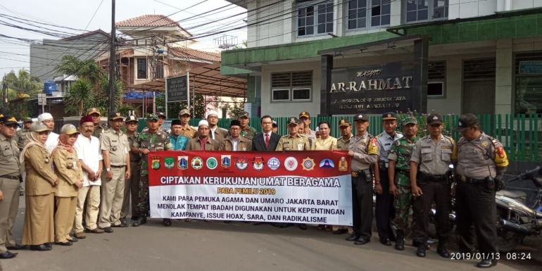 Ciptakan Kerukunan Umat Beragama, FKUB bersama Tokoh Agama, Tokoh Masyarakat dan Tiga Pilar Kecamatan Palmerah Gelar Deklarasi di Masjid Ar-Rahmat Kelurahan Kemanggisan