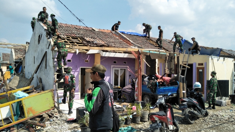 TNI dengan sigap dan ramah membantu para warga yang tertimpa musibah (dokpri)