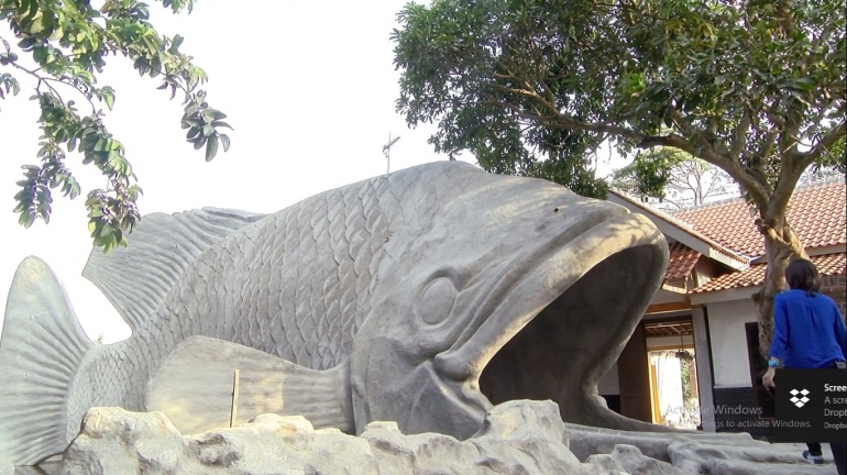 Patung gurami raksasa yang menjadi pintu masuk Wisata Gurami Seduri (foto: Luana Yunaneva)