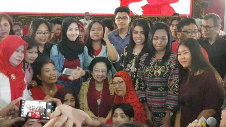 Ketum PDIP Megawati Soekarnoputri saat berbicara dalam acara 'Ibu Mega Bercerita' di DPP PDIP, Menteng, Jakatta Pusat, Senin (7/1/2018)/ TribunNews.com