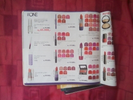 Berbagai pilihan lipstik di katalog produk Oriflame (sumber : Oriflame, difoto oleh penulis)
