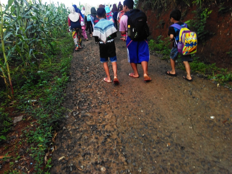 Naik bukit Wiradipa di pegunungan Kendeng selatan