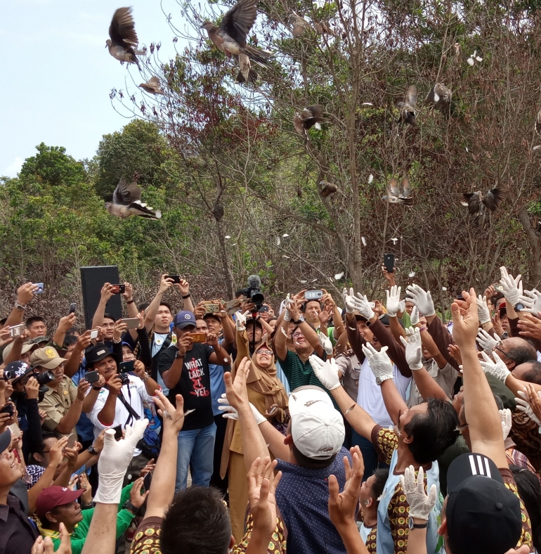 Pelepasan ratusan burung di Bukit Rebo. (Foto: heru sudrajat)