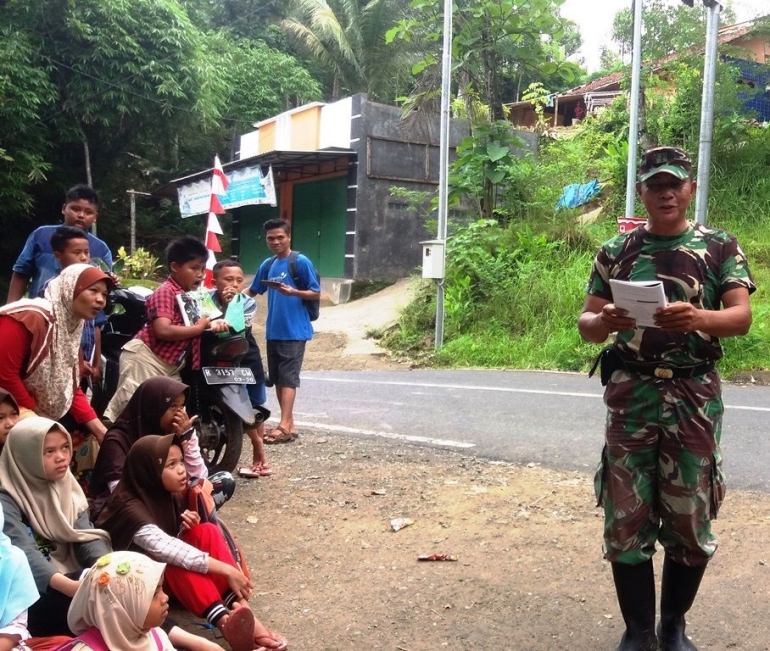 Ketika pak tentara membaca puisi di tepi jalan