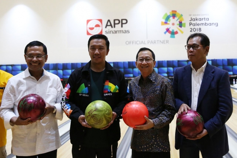 (ki-ka) Managing Director APP Sinar Mas - Saleh Husein, Menpora RI - Imam Nahrawi, Direktur APP Sinar Mas - Suhendra Wiriadinata saat meresmikan Sinarmas Bowling Center di Jakabaring Sport Center | Sumber: APP Sinarmas