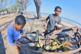 Anak-anak penjual kelapa muda dan lontar (dok.pri).