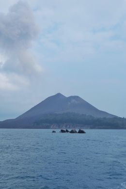 Gunung Anak Krakatau dari Kejauhan