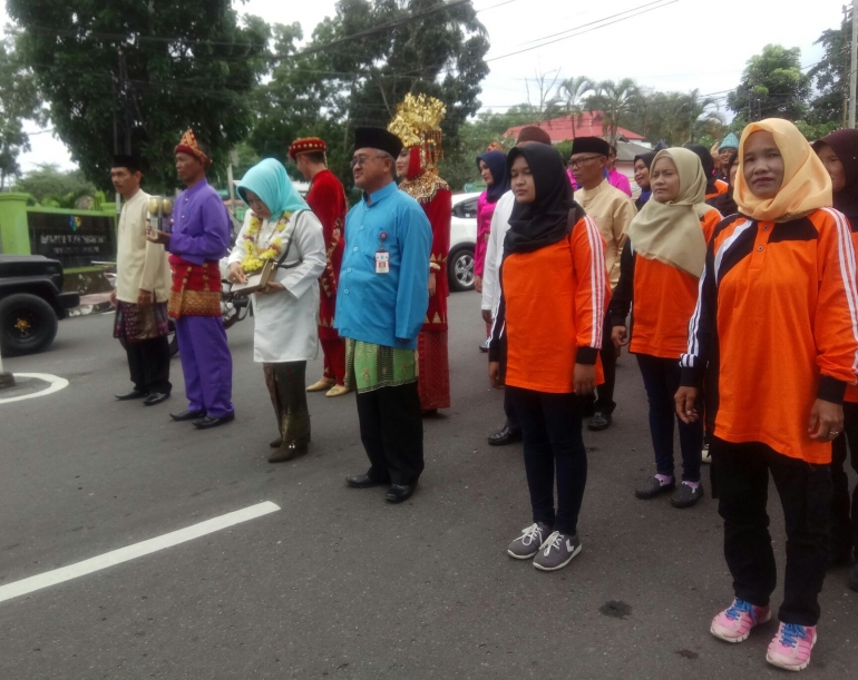 Petugas kebersihan (kaos orange) bersama rombongan kirab Piala Adipura yang ke 10 diterima kota Sungailiat (dokpri) 