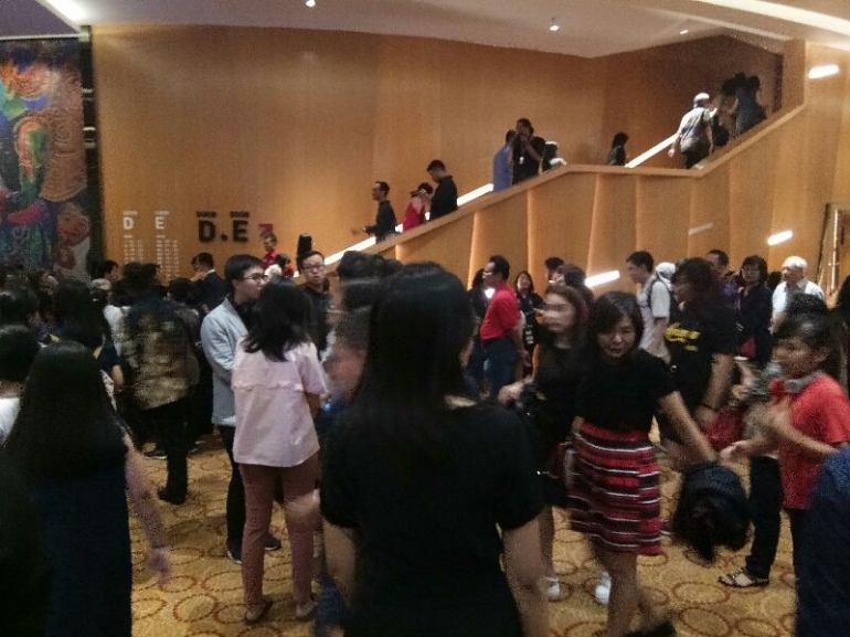 pengunjung konser musik Millenial Marzukiana sebelum memasuki ruang konser (Dokpri)