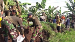 Anggota Koramil 0815/12 Ngoro Bersama Perangkat Dan Warga Desa Wonosari Saat Memperbaiki Tanggul Jebol (Dokpri)