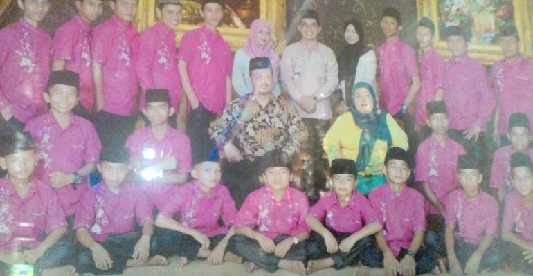 Anak panti asuhan Muhammadiyah Sri Antokan bersama Bapak dan Ibuk asuhnya. (DOK. PRIBADI)