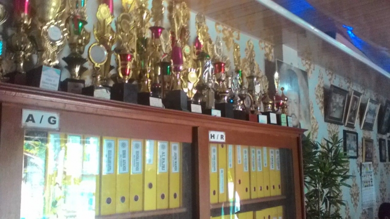 Beragam piala pertanda seringnya anak panti Sri Antokan menang dalam berbagai kejuaraan. (DOK. PRIBADI)