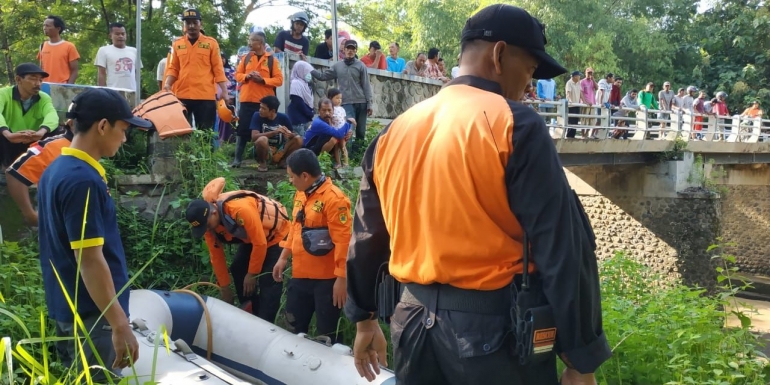 Proses evakuasi korban tenggelam (Foto: Nanang Diyanto)