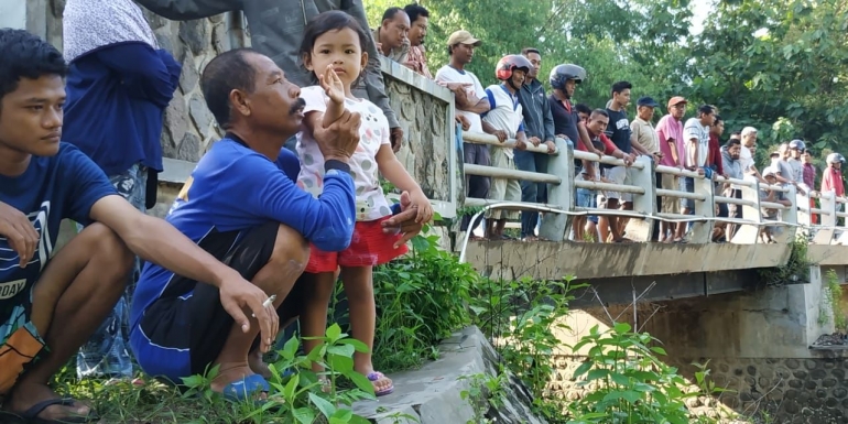 Warga yang hadir ketika proses evakuasi di sungai Tempuran (Foto: Nanang Diyanto)