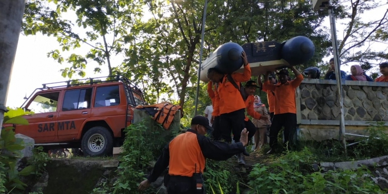 Proses evakuasi korban tenggelam (Foto: Nanang Diyanto)