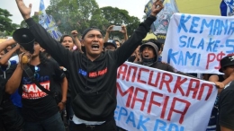 Protes masyarakat pada mafia Bola (Foto Adeng Bustomi/ANTARA)