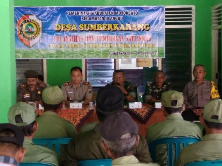 Danramil 0815/14 Dlanggu Kapten Inf Teguh Irianto Saat Membekali Anggota Satlinmas Desa Sumberkarang, Rabu (16/01/2019).