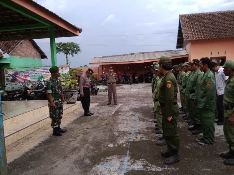 Babinsa Sumberkarang Sertu M. Soleh Bersama Bhabinkamtibmas Latihkan PBB Bagi Anggota Satlinmas
