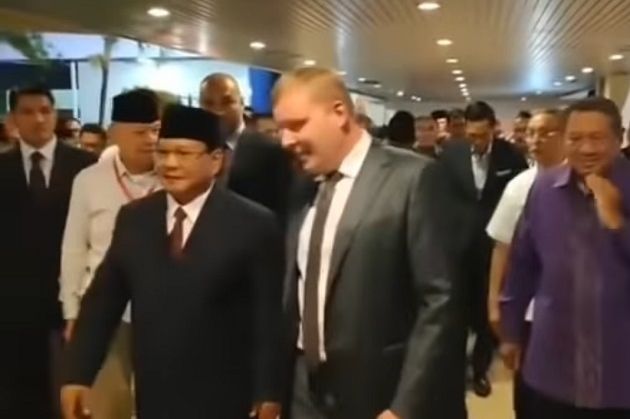 Prabowo dan 'bule' [Foto dari screenshot Youtube.com/Asal Bikin Video]