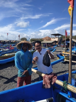 Bambang Soepijanto bersama nelayan Parangtritis