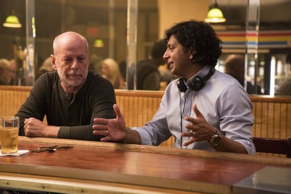 M. Night Shyamalan & Bruce Willis(Collider.com)