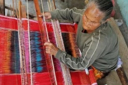 Siapa yang akan menggantikan tempat duduk nenek ini sebagai pemangku tenun ulos Batak? (Foto: missjunenews.com)