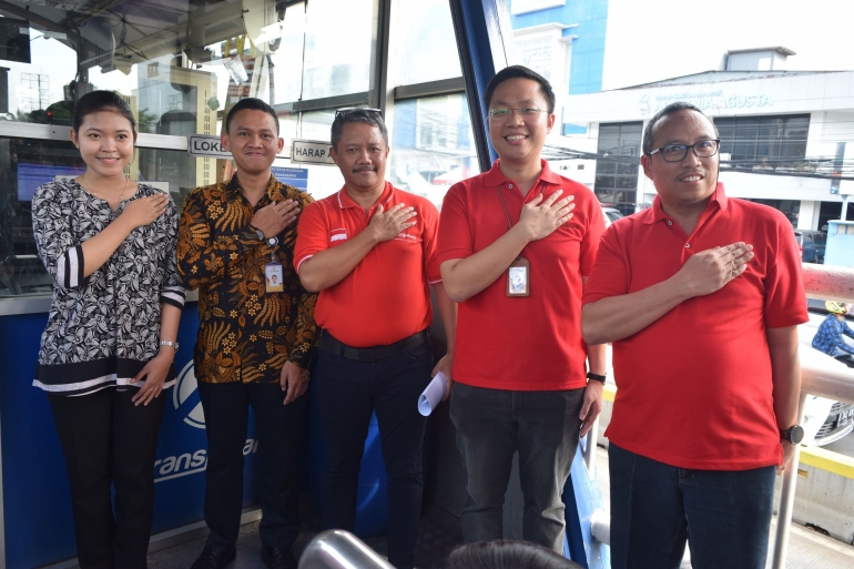 Dirut PT LRT Jakarta dan Direktur Administrasi & Keuangan PT LRT Jakarta bersama Direktur Teknik & Fasilitas PT Transjakarta meninjau dua karyawan PT LRT Jakarta yang sedang tugas magang pelayanan di Halte Pemuda Rawamangun. (Foto: Amad S)