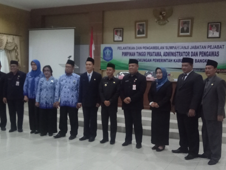 Bupati Bangka Mulkan dan Sekda Bangka Akhmad Mukhsin bersama para pejabat yang dilantik (dokpri) 