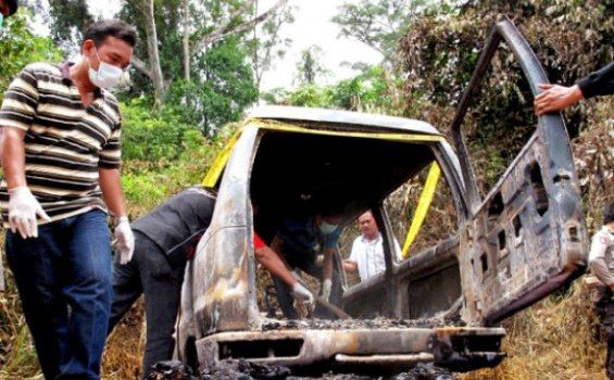 DUA MENINGGAL - Pembakaran kendaraan disertai pembunuhan dua orang pedagang kelontong keliling di Kecamatan Meliau Kabupaten Sanggau, 2011 silam. Pembunuhan ini berawal dari hoaks yang direspon berlkebuihberlebih oleh warga. Dokpri