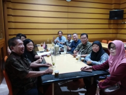 Pak Tjiptadinata Effendi bersama ibu bertemu dengan penulis di Restoran Sari Minang, Kamais (17/1/2019). Foto | Dokpri
