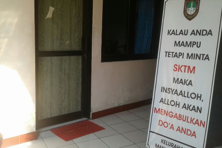 Kelurahan Mangkubumen, Solo, Jawa Tengah memasang banner untuk mengedukasi warga masyarakat| Kompas.com/Labib Zamani