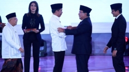 Pasangan Calon Presiden dan Wakil Presiden Joko Widodo-Ma’ruf Amin dan Prabowo Subianto-Sandiaga Uno berjabat tangan seusai debat perdana capres-cawapres Pilpres 2019 pada Kamis (17/1/2019)| Sumber: Kompas/Heru Sri Kumoro