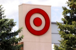 Logo Target di sebuah gerainya. Sumber: https://chicago.suntimes.comr/