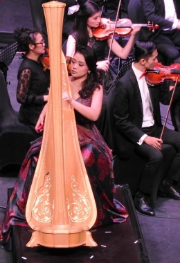 Jessica Sudarta - Harpis in the concert1 (dokpri)