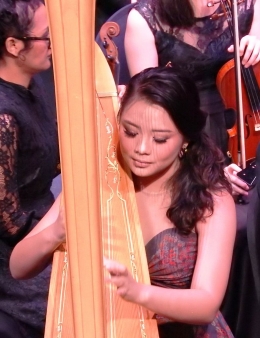 Jessica Sudarta sedang 'khusu' dengan harpanya (dokpri)