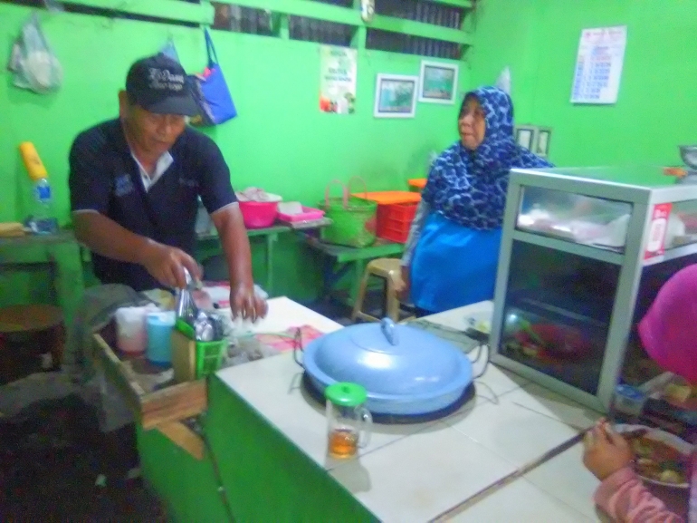 Generasi ke dua dari lontong balap Cak Karim Kedung Turi Taman Sidoarjo, Cak Poniman dan istri. Dokpri