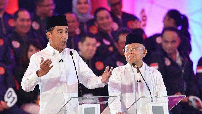 Capres no urut 01, Jokowi - Ma'ruf Amin sedang memaparkan materi debat. sumber : tirto.id