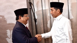 Jokowi baju putih dan Prabowo pake jas. Sumber: Tirto.com