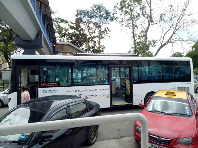 Bus Gratis (Bas Percuma) Berwarna Putih, Dari dan Ke Puteri Harbour