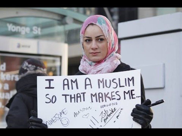 Aksi Perempuan Kanada saat menentang stigma Islam agama teroris (Sumber: foto layar https://www.youtube.com/watch?v=6d746Fckf2A