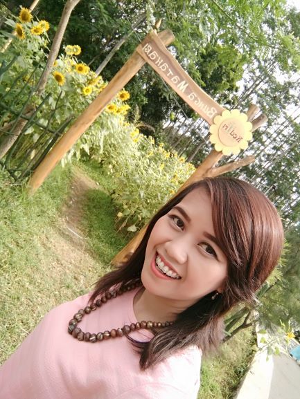 Saya pun tak ingin melewatkan kesempatan berswafoto dengan latar belakang kebun bunga matahari di Kediri Eco Park (foto: Luana Yunaneva)