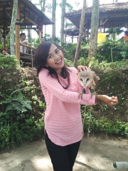 Kalau ada komunitas satwa yang didatangkan di Kediri Eco Park, jangan lupa sempatkan untuk mengenal hewan yang dibawa ya. Seperi yang saya lakukan kali ini (foto: Luana Yunaneva)